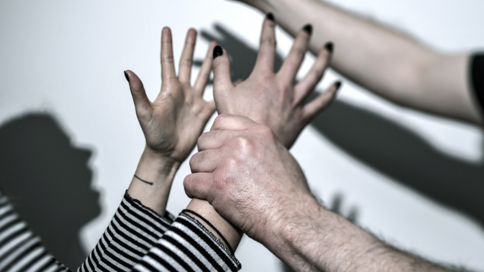"Det är hög tid att skärpa straffen för mäns våld mot kvinnor och säkerställa att brottsoffren får upprättelse och kan leva ett liv i trygghet och säkerhet", skriver debattörerna.