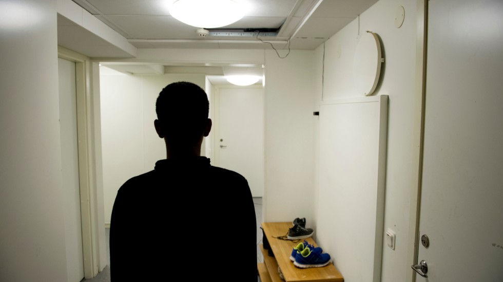 Att utvisa dem som vuxit upp och nu utbildat sig till bristyrken här, till några av världens farligaste länder, bryter mot alla humanitära principer, anser debattörerna.