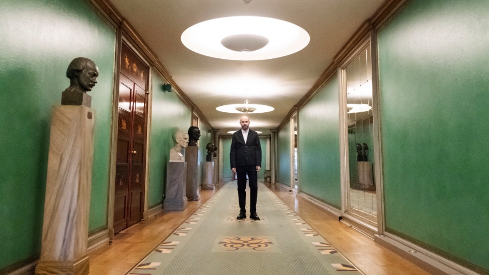 I den så kallade parkettpromenoaren i Konserthuset i Stockholm tronar byster av tonsättare och dirigenter som Hugo Alfvén, skapad av Carl Milles, och Jean Sibelius, gjord av Knut Jern. Mattan heter "Dansens virvlar" och är gjord av Kajsa Melanton.