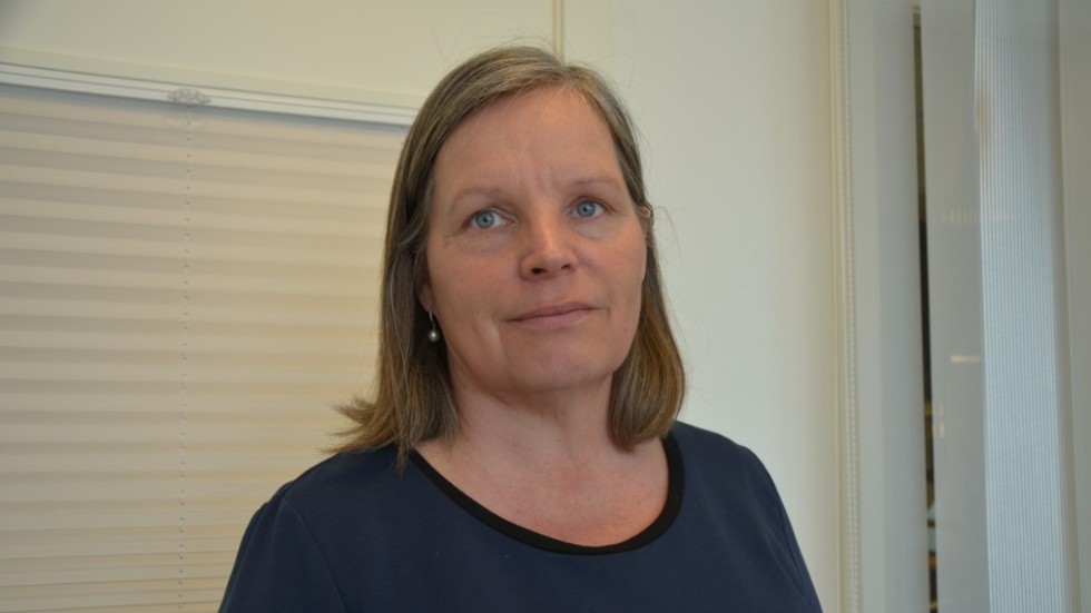 Kommundirektör Lena Ekh har entledigats efter beslut av en oenig kommunstyrelse.