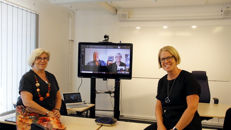 Monica Hallgren, Enköpings Volontärförening, och Helena Westerlund, Studieförbundet Vuxenskolan. På skärmen syns Fredrik Sjöberg, SV, och Eva Hermansson, Volontärföreningen. 