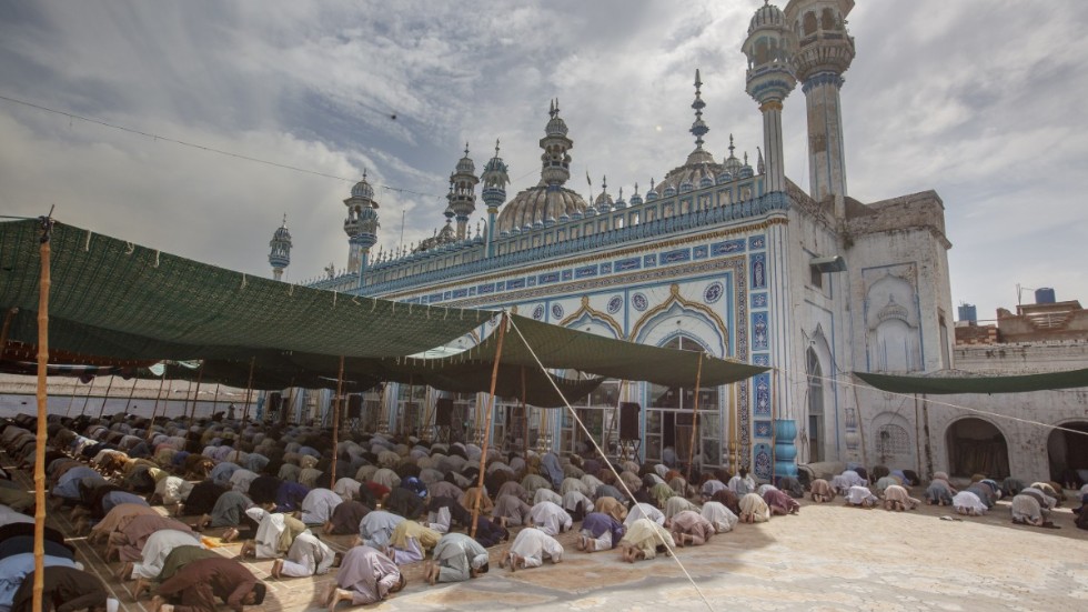 I Pakistan har moskéerna hållit öppet under fastemånaden ramadan – trots risken för spridning av coronaviruset. Bilden är från fredagsbönen i Rawalpindi.