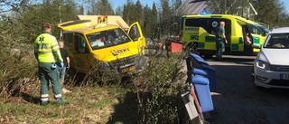 Minibuss med skolbarn har kört i diket