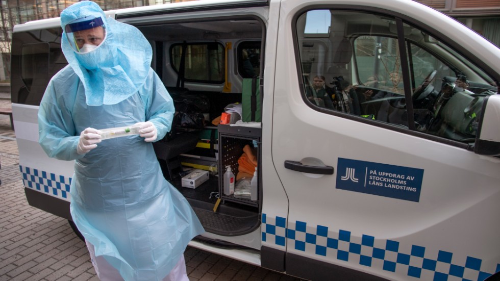 Ambulansförbundet, som organiserar ambulanspersonal, riktar ett nödrop till Finland om akut hjälp med framför allt skyddsutrustning till ambulanssjukvården. Arkivbild.