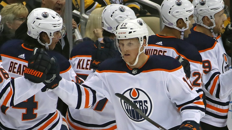 Colby Cave firar med sina lagkamrater efter att ha gjort mål mot Pittsburgh i en NHL-match i höstas. Arkivbild.