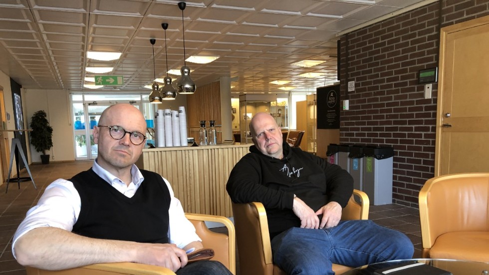 Socialförvaltningens minussiffror fortsätter. Nu har socialchefen Fredrik Sjömark, t v, fått i uppdrag att snarast ta fram en ekonomisk handlingsplan. "Coronaviruset har både bromsat och påskyndat arbetet med att få en budget i balans", säger S-G Pettersson, socialnämndens ordförande, t h.