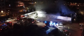 Fullt utvecklad brand i fruktbutik