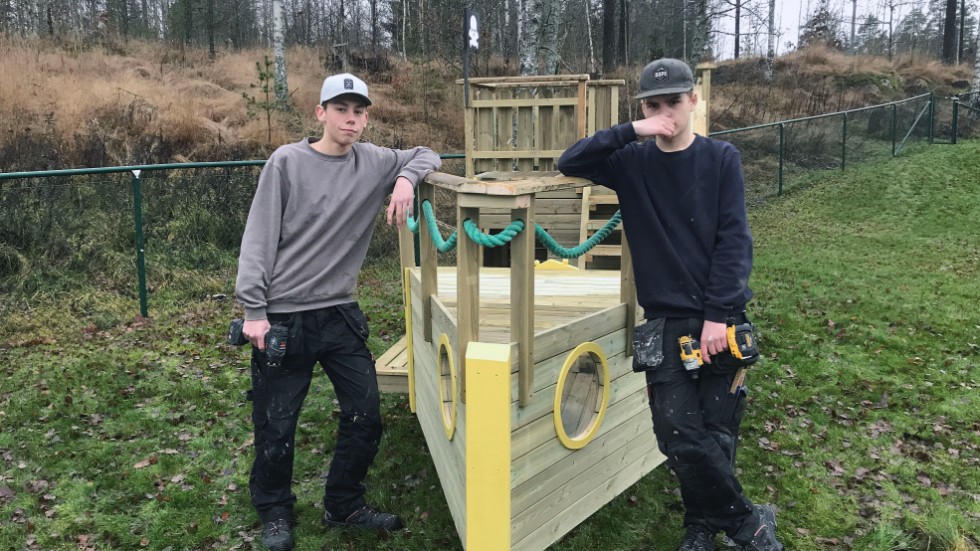 Alexander Malmberg och Linus Nyström står bakom bygget av båten.