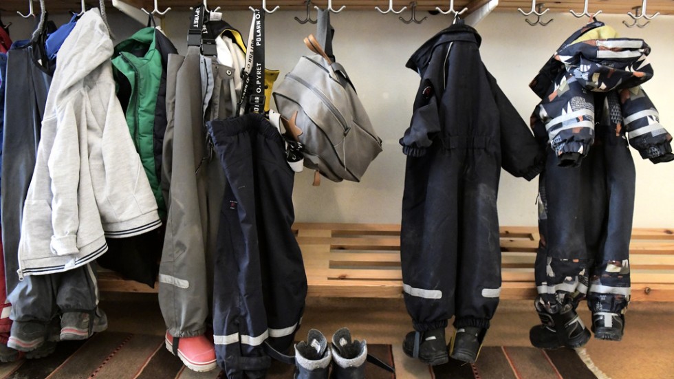 Personalbrist gör att kommunen ändrar sina utbildningskrav i förskolan.