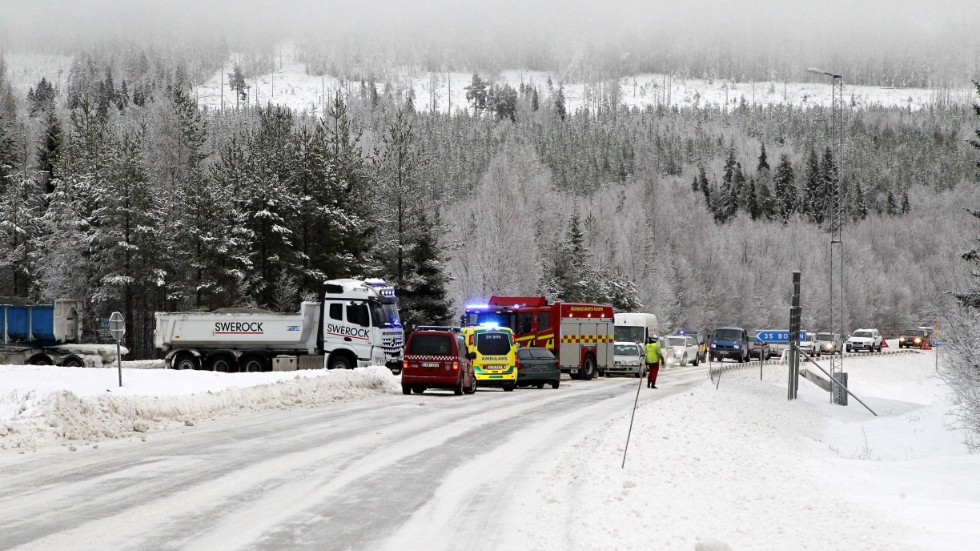 Vägen fick stängas av under räddningsarbetet.