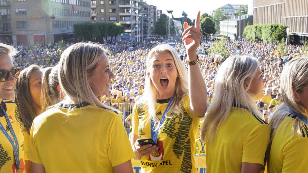 Stina Blackstenius var med och tog brons i fotbolls-VM för Sverige. Det gör att moderklubben Vadstena GIF får pengar från internationella förbundet Fifa, ungefär 60 000 kronor.