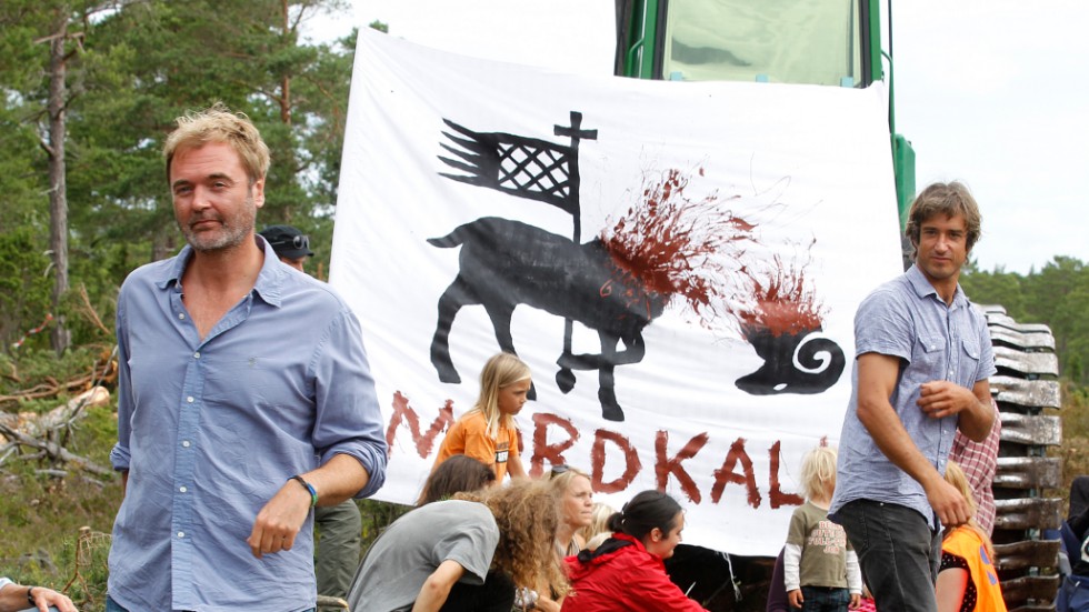 Joachim Kuylenstierna, till vänster i bild, på plats i Ojnareskogen tillsammans med demonstranterna. 