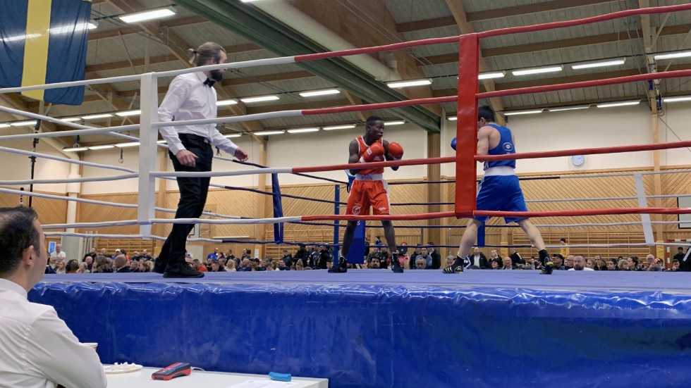 Alvin Warukaga från Motalaklubben BK30 debuterade i helgens senior-SM i Köping. Han kom hem med ett brons och klubbens tränare Mathias Svensson var stolt över prestationen i semifinalen.