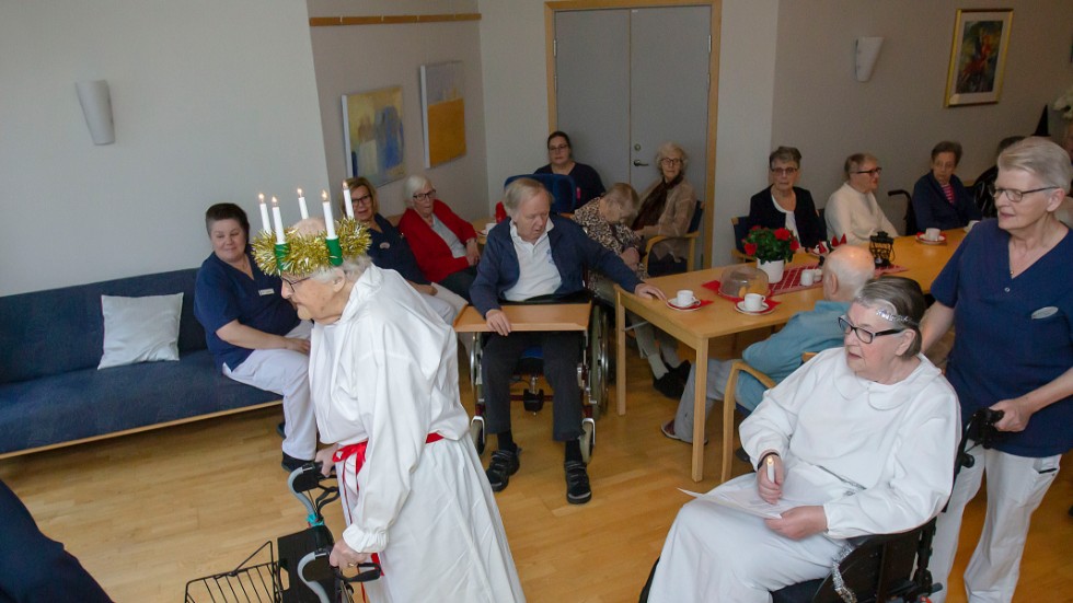Lucia Britta Spong leder intåget i samlingssalen under sången "Sankta Lucia....".