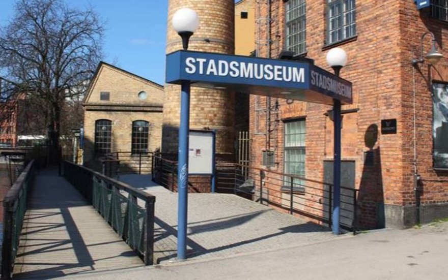 En resväska med vad som påmuséet ansågs vara antisemitiskt innehåll hade placerats utanför Stadsmuseets entré.