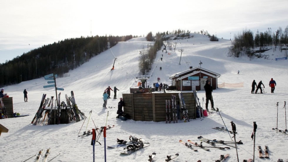 Barn och unga upp till 20 år och pensionärer kommer fortsatt att kunna åka gratis i längdspåren. För andra blir det en kostnad på 400 kronor för ett årskort.