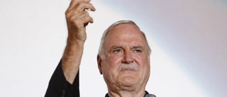 KLART: Legendaren John Cleese kommer till Umeå • Allra sista föreställningen