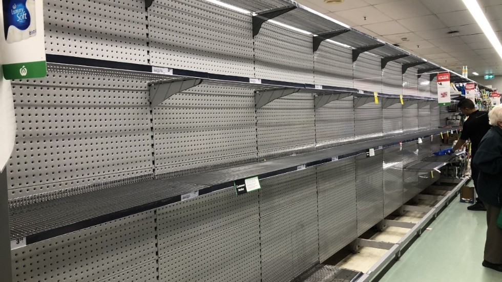 Hyllorna gapar tomma då australier bunkrar toalettpapper på grund av coronaviruset. Bilden är från den tidigare bunkringen av livsmedel i mars i livsmedelsbutiken Woolworths i Sydney.