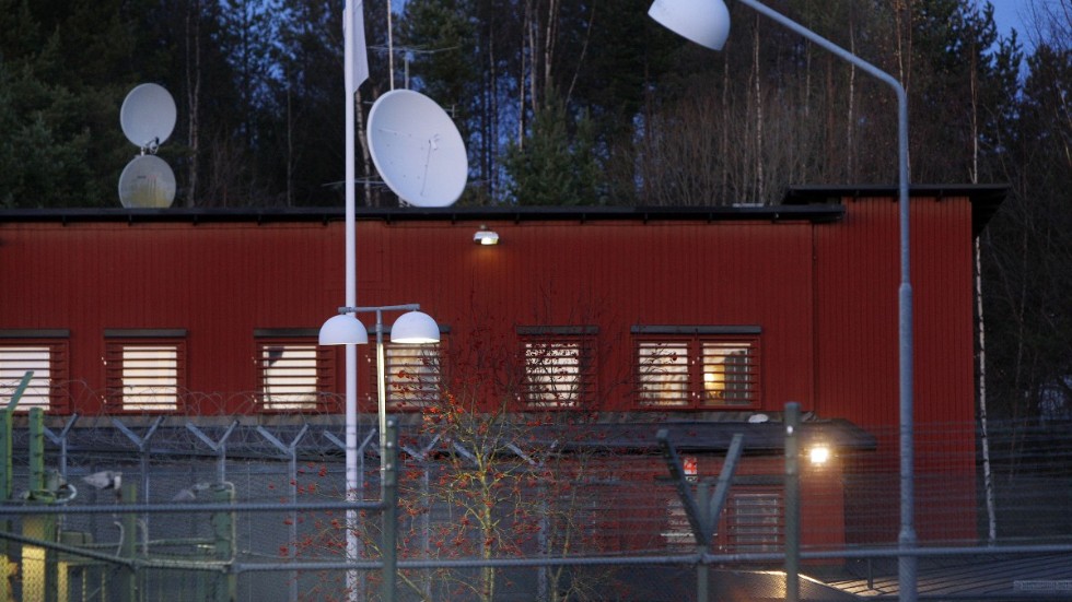 Under snart ett halvår har de två misstänkta männen, 22 och 27 år gamla, suttit inspärrad på häktet i Luleå. Nu kommer kritiken.