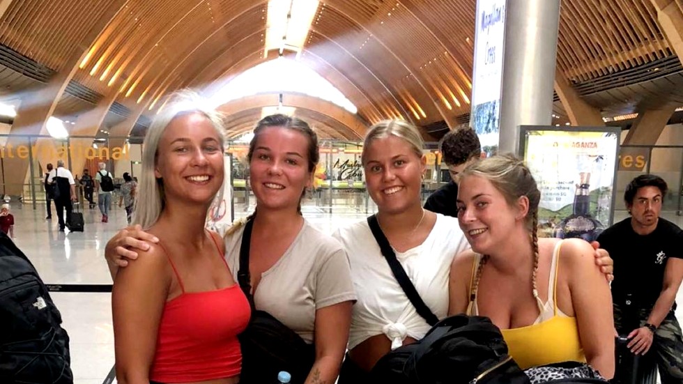 Fyra glada tjejer på Cebus flygplats, strax innan planet mot Kastrup ska lyfta.
Fr v Emmy Karlqvist, Linn Fredheim, Linnéa Rydén och Ella Söderwall.