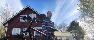 Pelle på cykeln plockar upp andras skräp längs vägarna