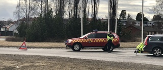 En till sjukhus efter krock i rondell