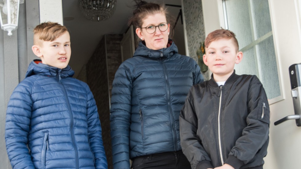 Undersköterskan Madelene Bech från Boden är en av de som vårdar de corona-drabbade patienterna i Piteå. Hennes söner Gabriel och Sebastian får klara sig mer på egen hand under hennes långa arbetspass.