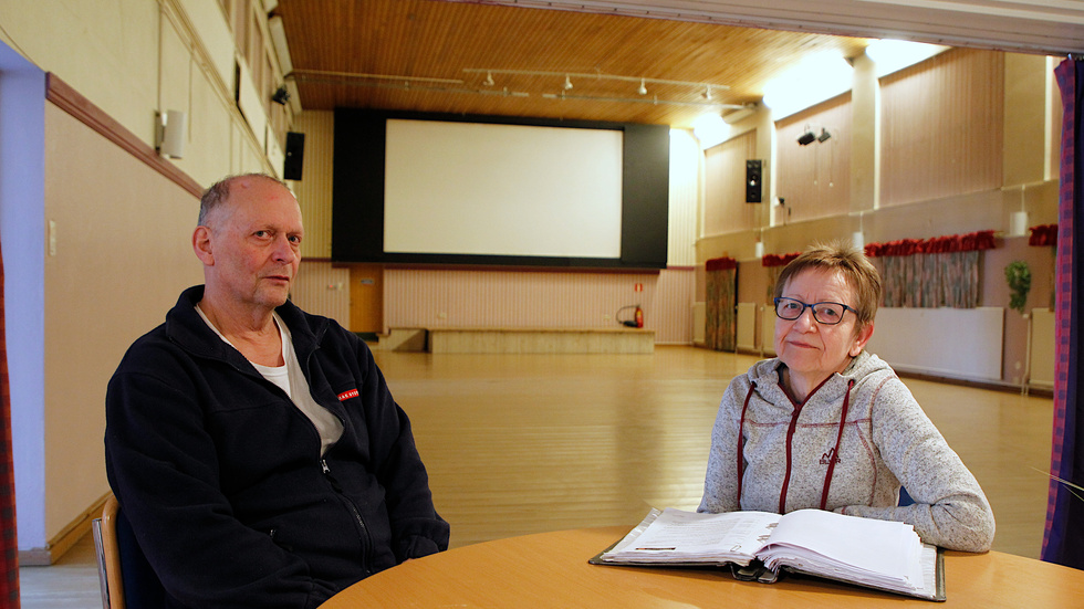Bygdeföreningens ordförande Benny Dahlberg och kassör Eina Lundberg är oroliga för hur det kan komma att sluta. Föreningen klarar i varje fall inte av att köpa ny panna och stå för uppvärmningen.