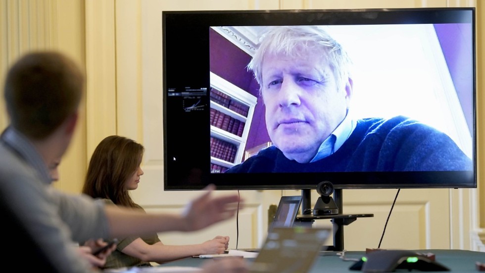 Boris Johnson var med på ett morgonmöte på distans, dagen efter att han isolerat sig efter att ha bekräftats smittad av coronaviruset i slutet av mars.