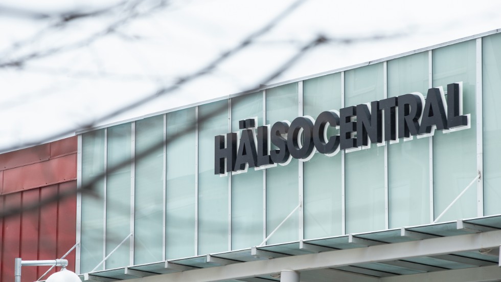 Vid lunchtid i tisdags stängde Piteå hälsocentral efter misstanke om att en patient hade en luftburen smitta. Hälsocentralen sanerades och man inledde smittspårning. "Vi har smittspårat alla som har varit här. Man ringer och frågar om de har haft vattkappor." (Arkivbild)