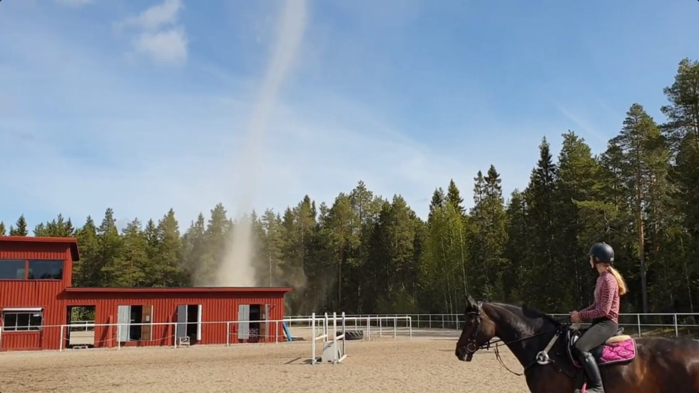 Ett virvlande naturfenomen svepte under lördagsförmiddagen över Piteå ridklubb.