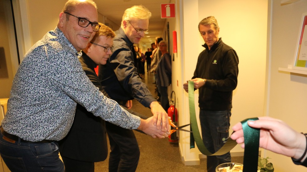 Kurt Nilsson, Magnus Edin och Peter Drugge klippte band. Pierre Le Meur höll i ena ändan av bandet.