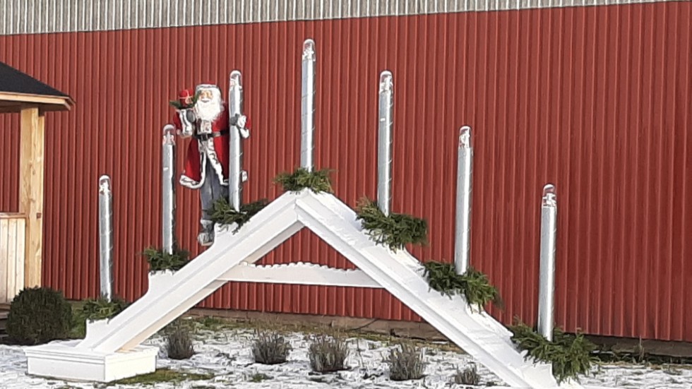 I Bondorlunda söder om Vadstena finns den jättelika adventsljusstake som Joachim Larsson har skapat.