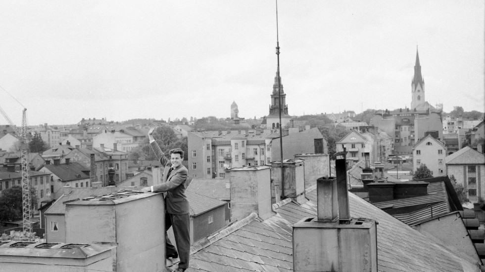 18 juni 1956. Det syns kanske inte direkt på klädseln. Men enligt bildinformationen är det en sotarlärling med högtflytande planer som vinkar mot fotografen.