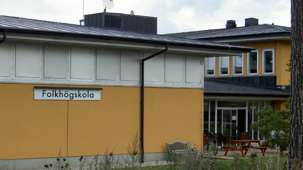 Många fatala missar har lett fram till det för Folkhögskolan förödande besparingsbeslutet