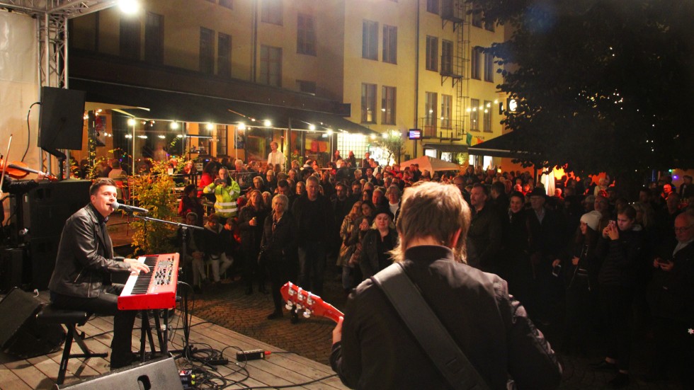 Gott om folk vid Knäppingsborg med John Daniel på scenen.