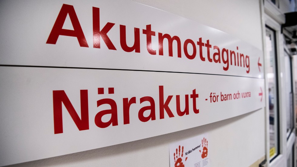 Den gravida kvinnan hade haft blödningar i två veckor, men uppmanades ändå att avvakta av akutmottagningen på ett av länets sjukhus. Hon vände sig istället till Sunderby sjukhus, och det blev operation direkt då hon hade utomkvedshavadeskap.