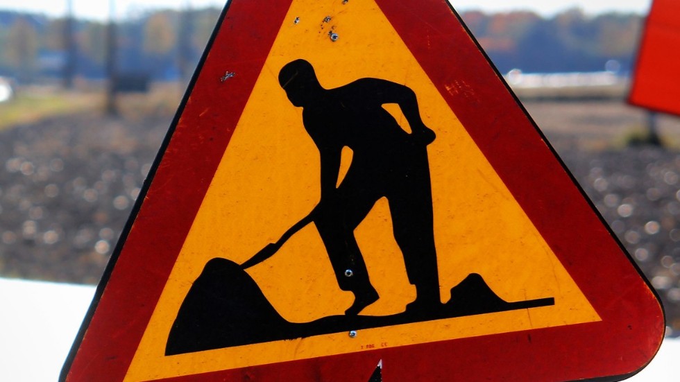 Ny asfalt lägs på E18 mellan Enköping och Ekolsund. Trafiken leds om under arbetet.
