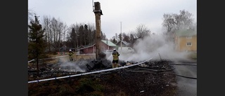 Övertänd villa totalförstörd i brand