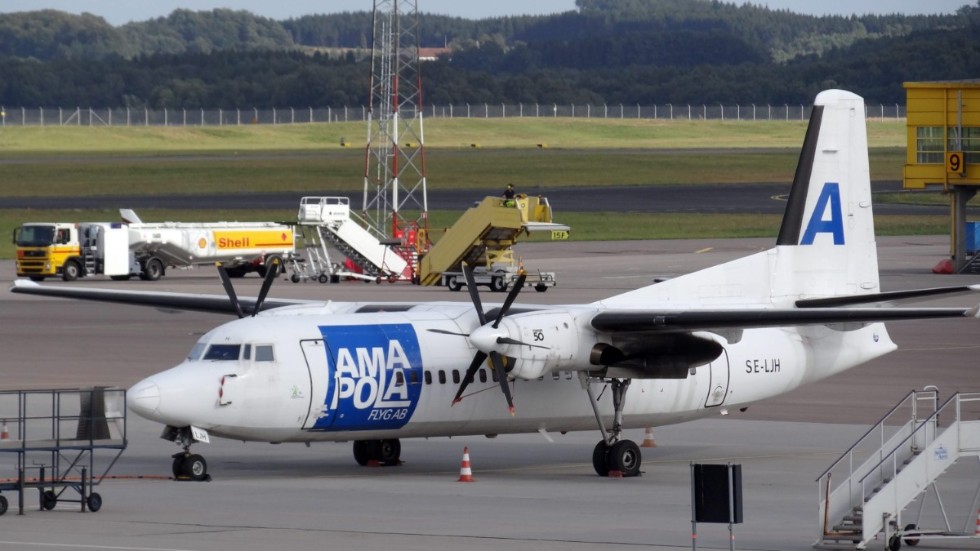 Amapola flyger med fraktkonverterade Fokker 50. Det ägs av det svenska bolaget Salenia AB.