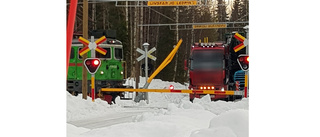 Lastbil fastnade på spåret – tvingades köra sönder bom