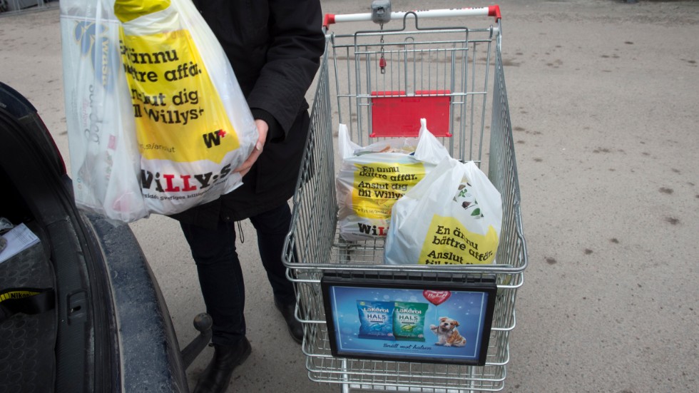 Insändarskribenten menar att det är ett löjets skimmer över plastpåseskatten. Våra påsar brukar vi lägga skräp i och lägga i soptunnan, som går till förbränning.