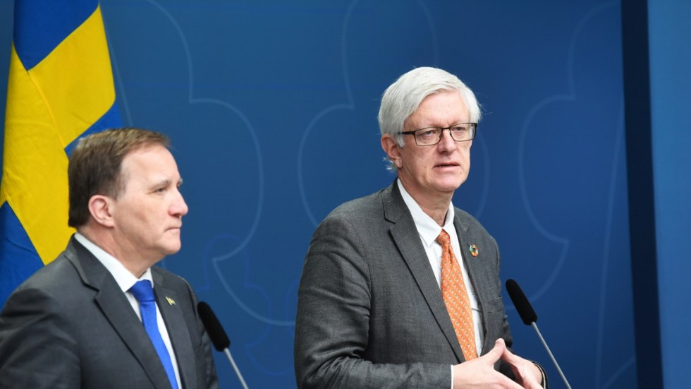 Stefan Löfven och Folkhälsomyndighetens generaldirektör Johan Carlsson.