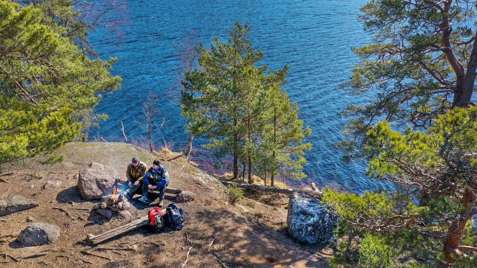 Brasan tar fart på eldstaden och det är snart dags att börja laga maten. Solen ligger på men från Glotterns vatten är vinden snål. Virusutbrottet har öppnat naturen för allt flera människor.