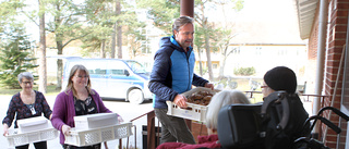 Carina ordnade kaffekalas på Åvallegården