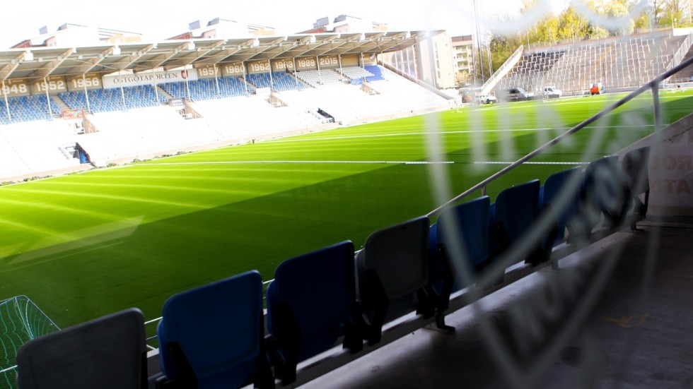 Här är den nya konstgräsmattan på plats på Östgötaporten. 