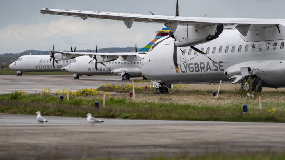 Mörka skyar bakom plan där de står parkerade på Ängelholm-Helsingborg Flygplats i maj 2020 under den pågående coronapandemin. I höst stänger flygplatsen. Arkivbild.