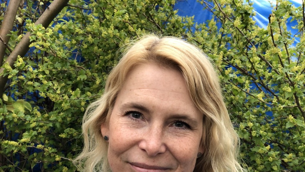 "Om konsumenten slänger 15 procent av de som bärs hem då säljer branschen 15 procent mer till oss än vad som behövs", konstaterar docent Helén Williams som forskat om förpackningarnas påverkan på matsvinn.