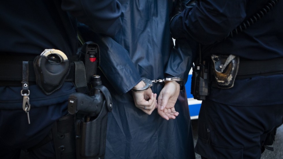 En man i 40-årsåldern greps och anhölls under lördagskvällen misstänkt för narkotikabrott. 