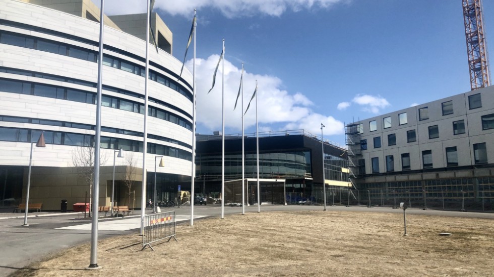 Bakom kulturhuset (bruna buggnaden) och hotellet som nu byggs (vita byggnaden) ligger shoppingkvarteren som nu påverkas. 